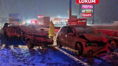 Afyonkarahisar’da meydana gelen zincirleme trafik kazasında 3 aracın karlı yolda