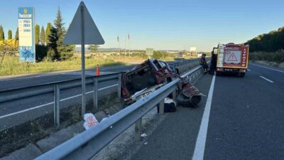 Uşak’ta meydana gelen bir trafik kazasında kontrolü kaybedilen bir cipin