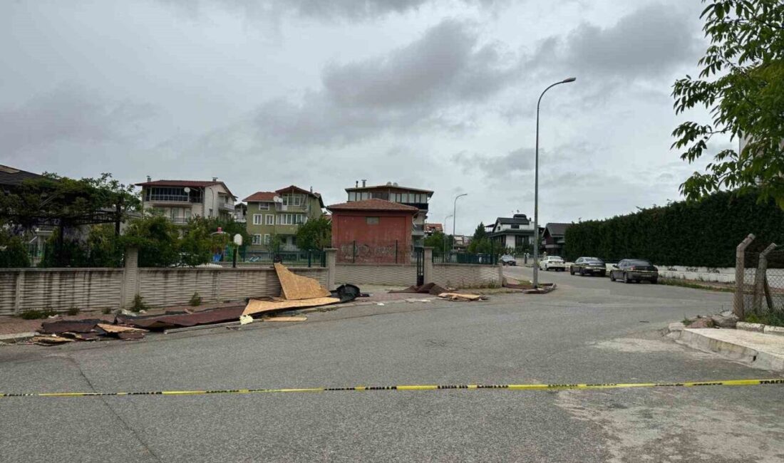Uşak’ta bugün öğle saatlerinden itibaren etkili olan şiddetli fırtına, kentte