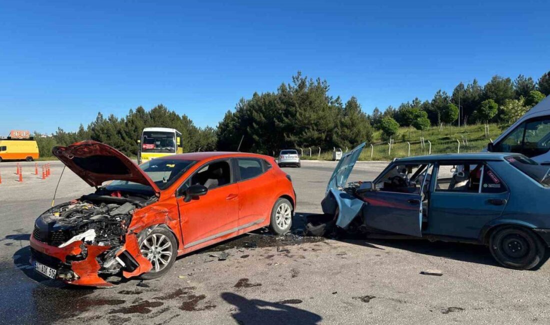 Uşak merkeze bağlı Karaağaç Mahallesi yakınlarında meydana gelen trafik kazasında