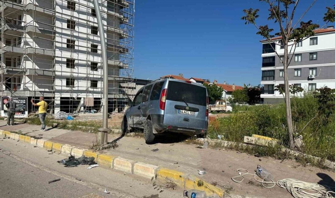 Uşak’ta meydana gelen bir kazada, park halindeki bir hafif ticari