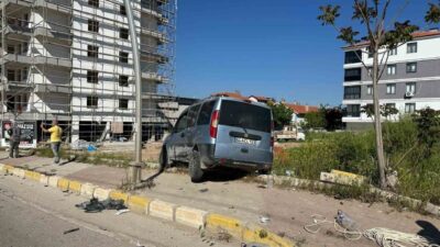 Uşak’ta meydana gelen bir kazada, park halindeki bir hafif ticari