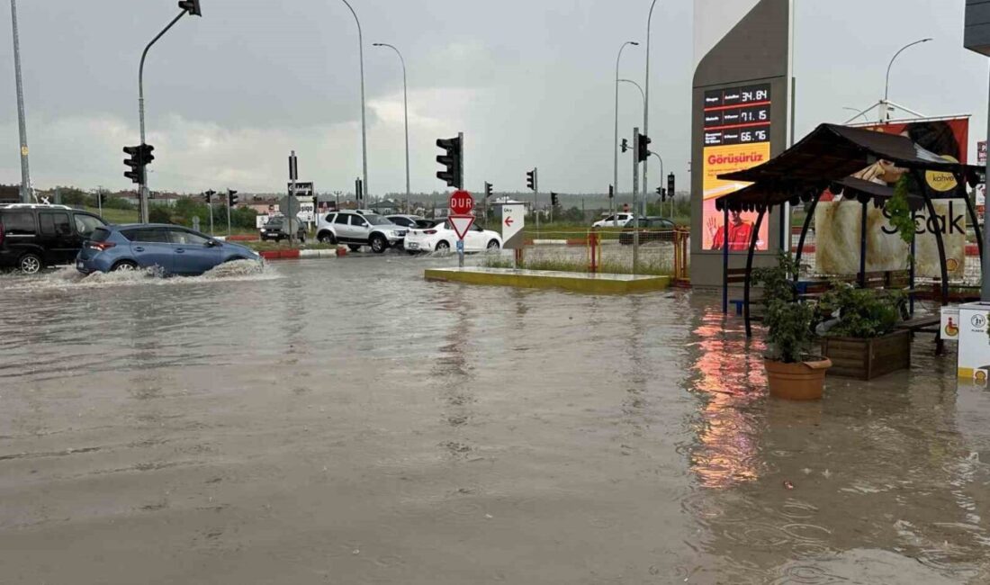 Uşak’ta akşam saatlerinde meydana gelen şiddetli yağışlar, şehir merkezinde bazı