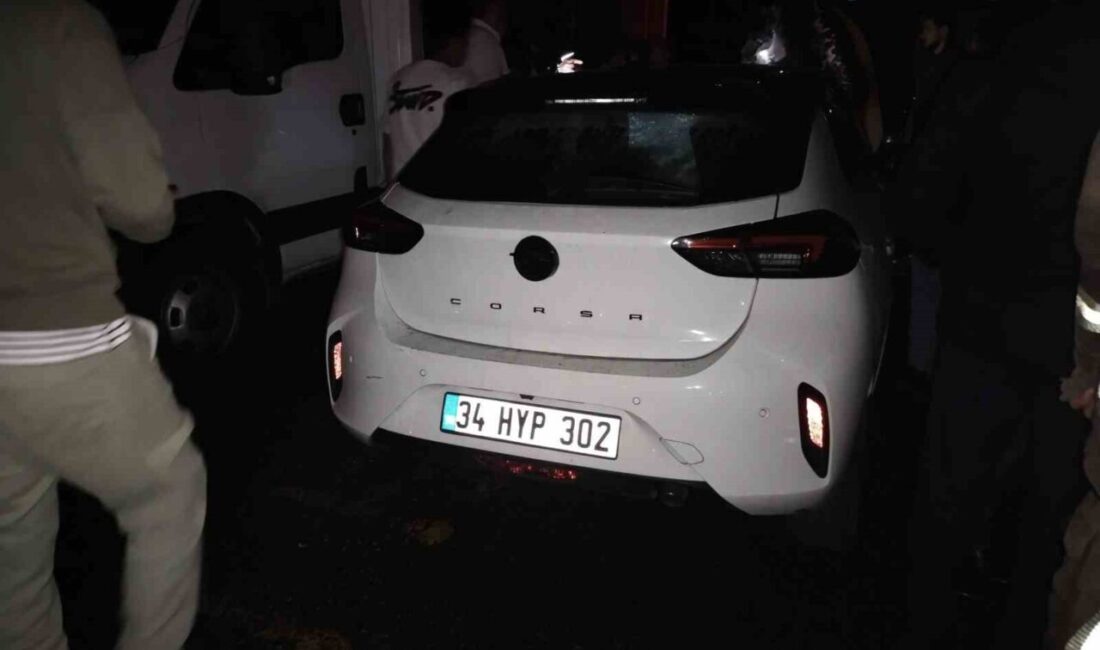 Üsküdar’da, bir otomobilde çıkan yangın, park halindeki diğer araçlara da