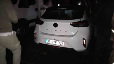 Üsküdar’da, bir otomobilde çıkan yangın, park halindeki diğer araçlara da
