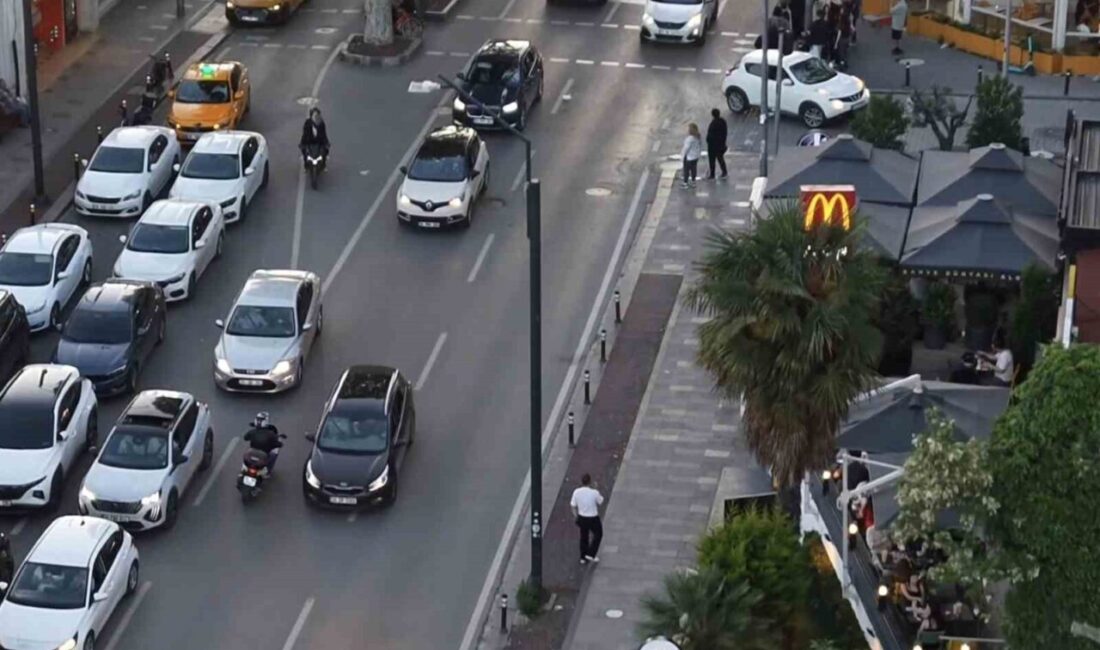 Kadıköy’ün gözde noktalarından Caddebostan Sahili’nde, motosiklet kullanan sürücülerin denetlendiği bir