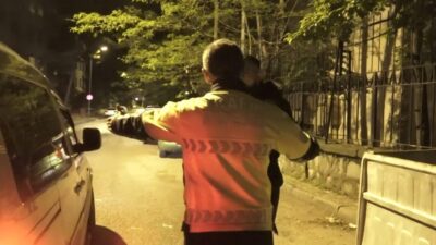 Isparta’da gece saatlerinde gerçekleştirilen alkol denetiminde durdurulan bir araçta bulunan