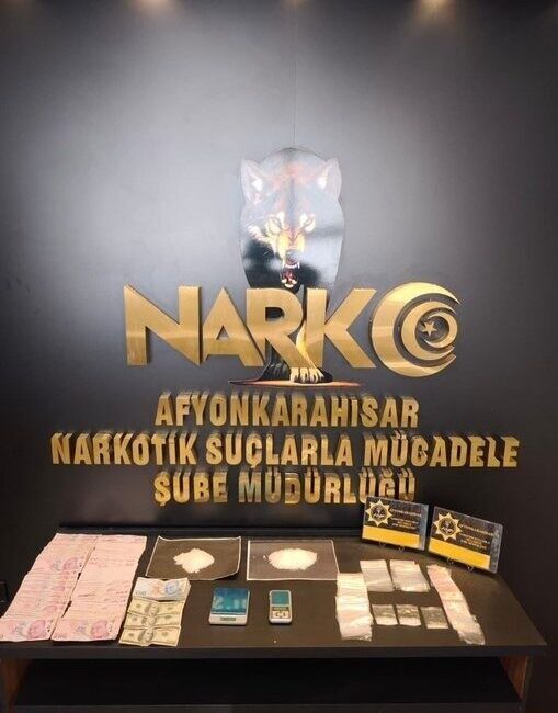 Afyonkarahisar’da polis tarafından gerçekleştirilen operasyonda, uyuşturucu satıcıları olarak bilinen “torbacılar”a