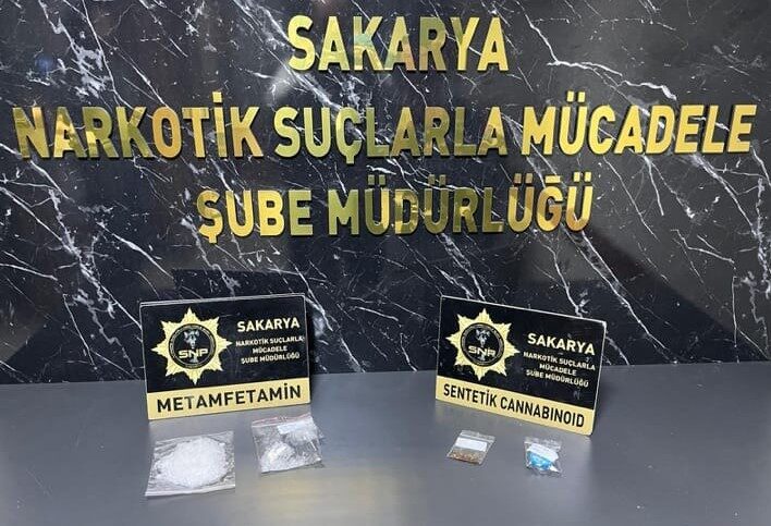 Sakarya’da gerçekleştirilen bir narkotik operasyonda, Anadolu Otoyolu gişelerinde uyuşturucu ticareti