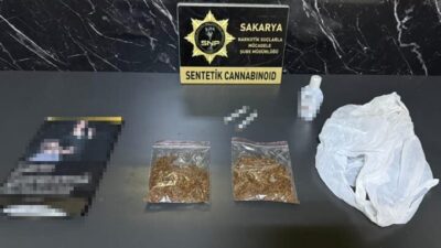 Sakarya’da polis ekipleri tarafından gerçekleştirilen bir uyuşturucu operasyonunda yakalanan şüpheli,