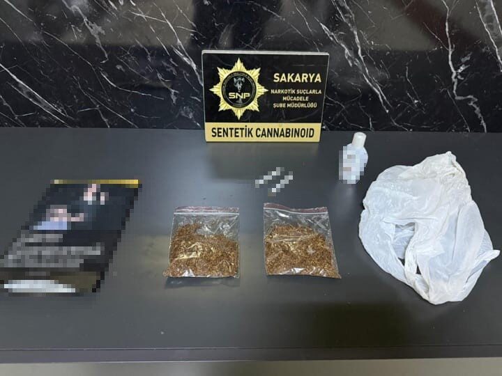Sakarya’da polis ekipleri tarafından gerçekleştirilen bir uyuşturucu operasyonunda yakalanan şüpheli,