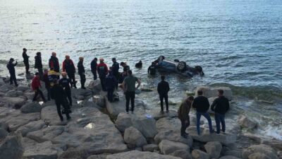 Van’da meydana gelen trafik kazasında bir kişi, aracın Van Gölü’ne