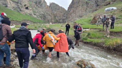 Van’ın İpekyolu ilçesinde dağlık bir alanda yürüyüş yaparken düşüp yaralanan
