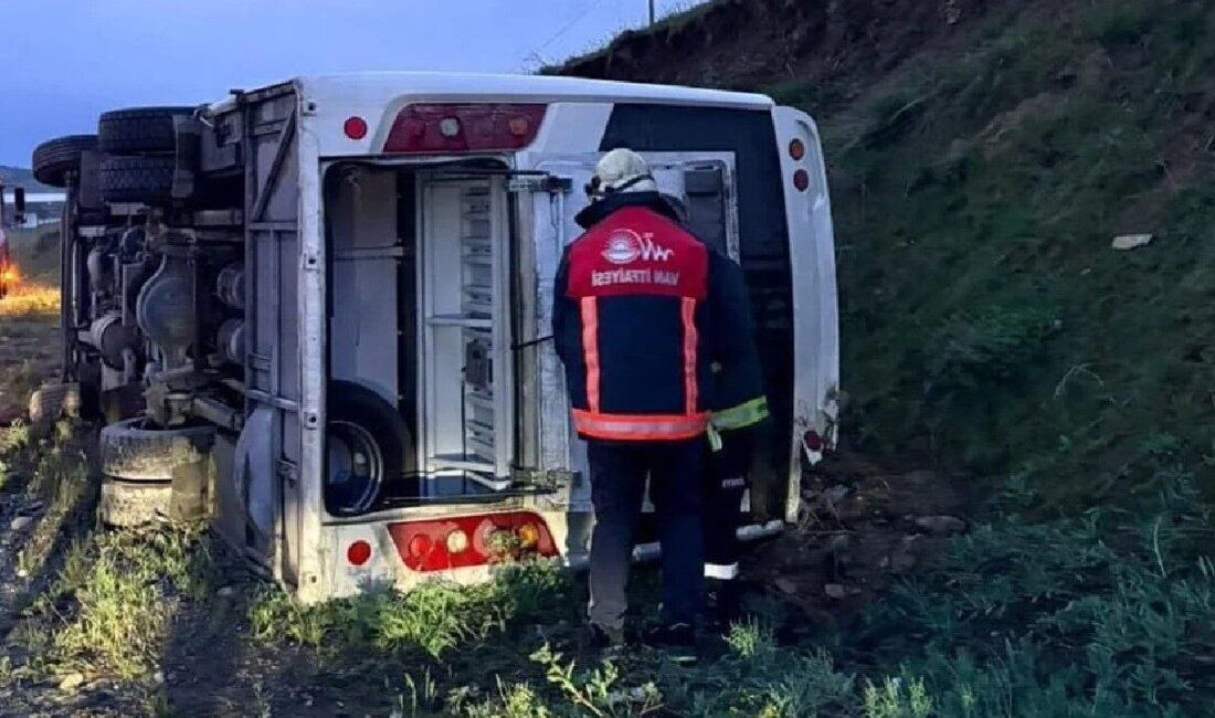 Van-Erciş karayolunda emniyet personelini taşıyan bir midibüsün devrilmesi sonucu dört