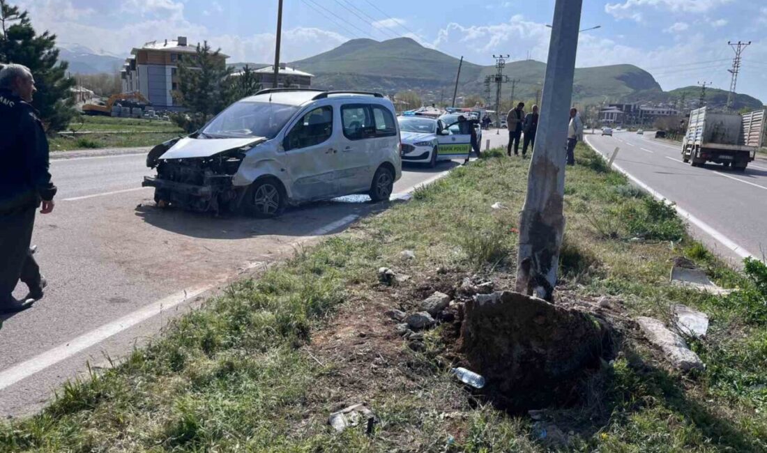 Van’ın Gevaş ilçesinde kapalı kasa bir kamyonetin aydınlatma direğine çarpması