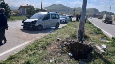 Van’ın Gevaş ilçesinde kapalı kasa bir kamyonetin aydınlatma direğine çarpması