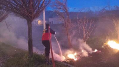Gevaş ilçesinde bulunan sazlık alanda meydana gelen yangın, itfaiye ekipleri