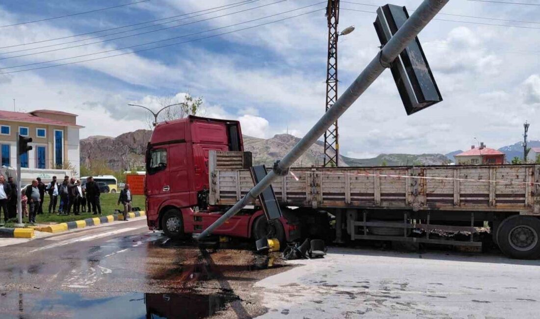 Van’da bir tırın yol kenarındaki yön tabelası direğine çarpması sonucu