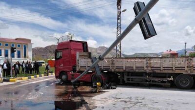 Van’da bir tırın yol kenarındaki yön tabelası direğine çarpması sonucu