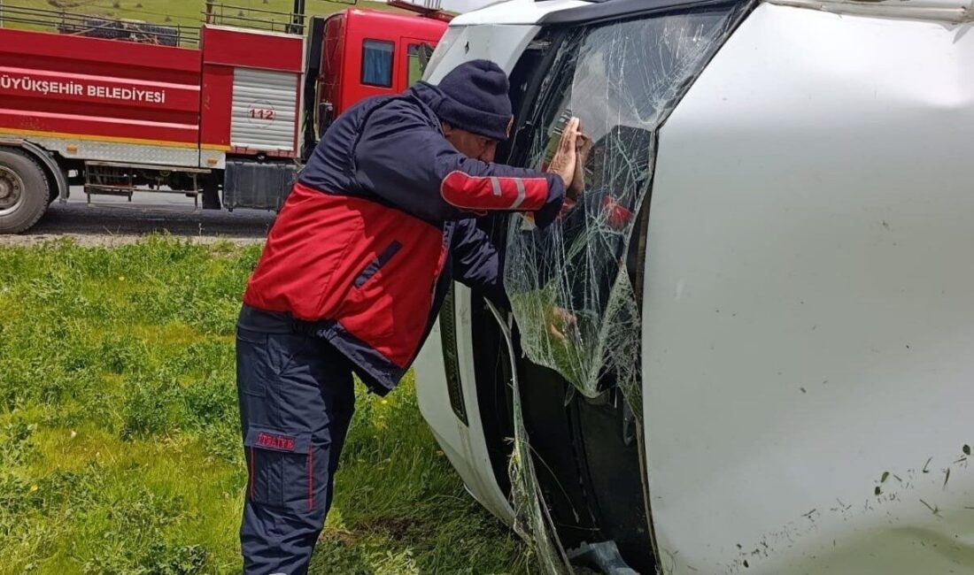 Van’ın Gevaş ilçesinde meydana gelen bir kaza sonucunda minibüs devrilerek,