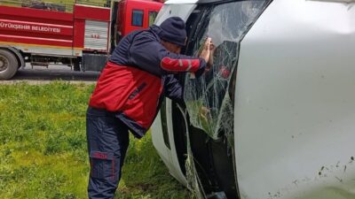 Van’ın Gevaş ilçesinde meydana gelen bir kaza sonucunda minibüs devrilerek,