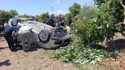 Manavgat ilçesinde meydana gelen bir trafik kazasında, bir otomobil virajı