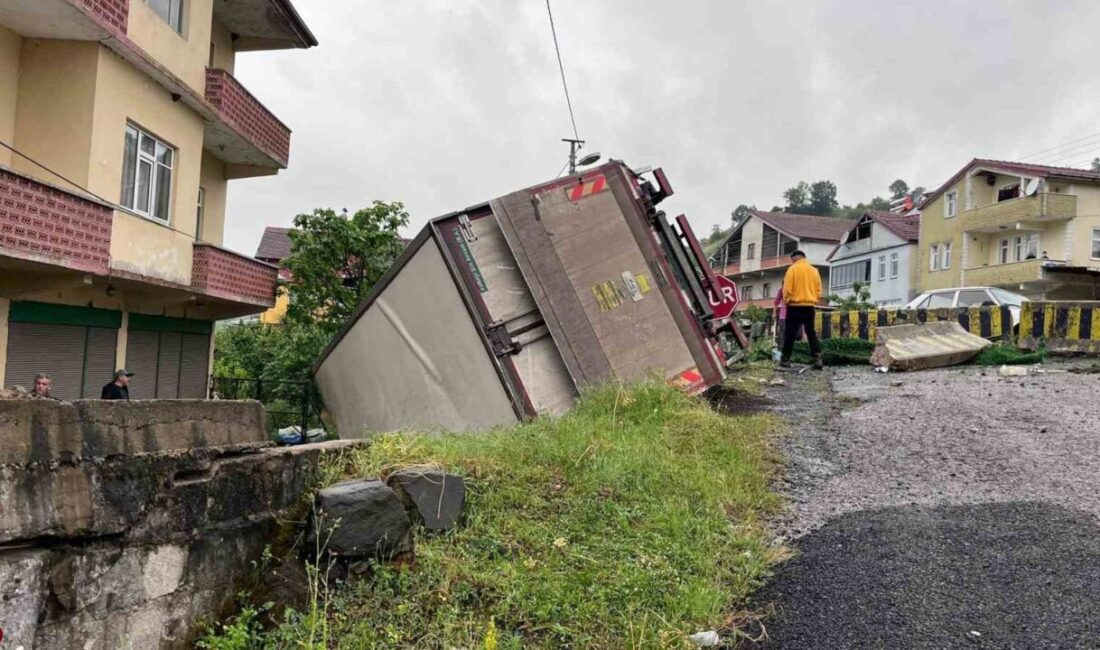 Karadeniz Ereğli ilçesinde bir kamyonet yol kenarına devrildi. Sürücü ise