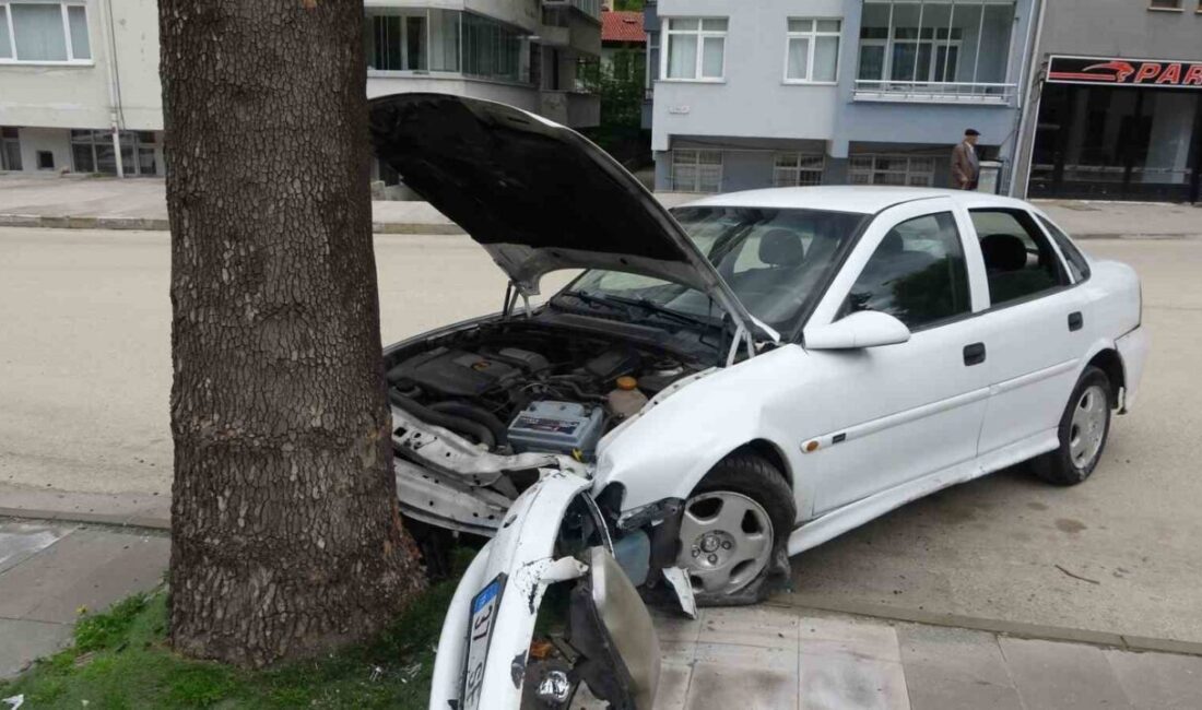 Kastamonu il merkezinde meydana gelen bir trafik kazasında bir otomobil,