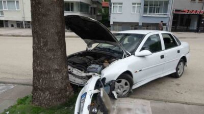 Kastamonu il merkezinde meydana gelen bir trafik kazasında bir otomobil,