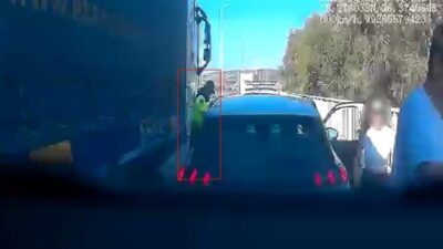 İzmir’in Çeşme ilçesinde, otoyolda akaryakıtı tükenen bir araca yardım amacıyla