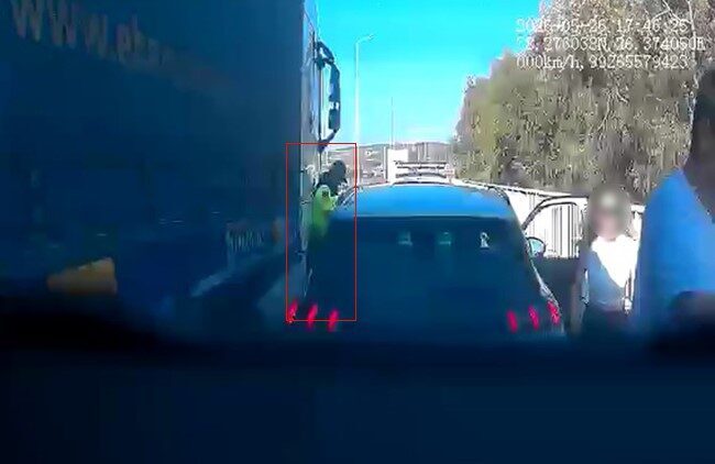 İzmir’in Çeşme ilçesinde, otoyolda akaryakıtı tükenen bir araca yardım amacıyla