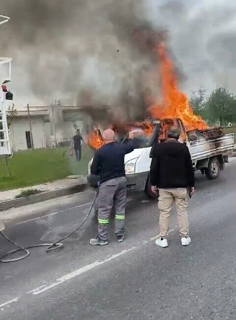 Eskişehir’de bir tüp taşıma kamyonetinde meydana gelen yangına ilk müdahaleyi,