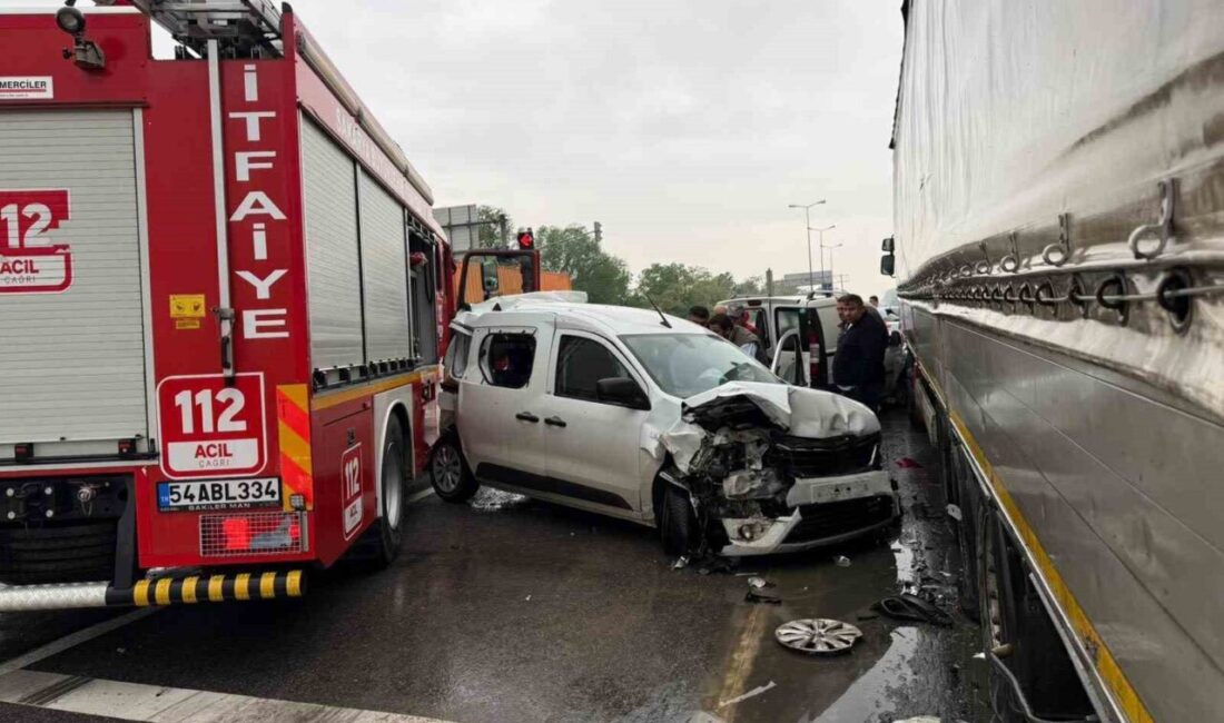 Sakarya’nın Akyazı ilçesinde, D-100 kara yolunda meydana gelen zincirleme trafik