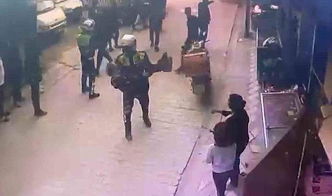 Manisa’nın Yunusemre ilçesinde meydana gelen yangında mahsur kalan yaşlı bir