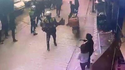 Manisa’nın Yunusemre ilçesinde meydana gelen yangında mahsur kalan yaşlı bir