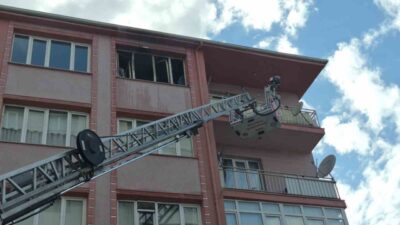 Eskişehir’de bir apartman dairesinin yatak odasında meydana gelen yangında ağır