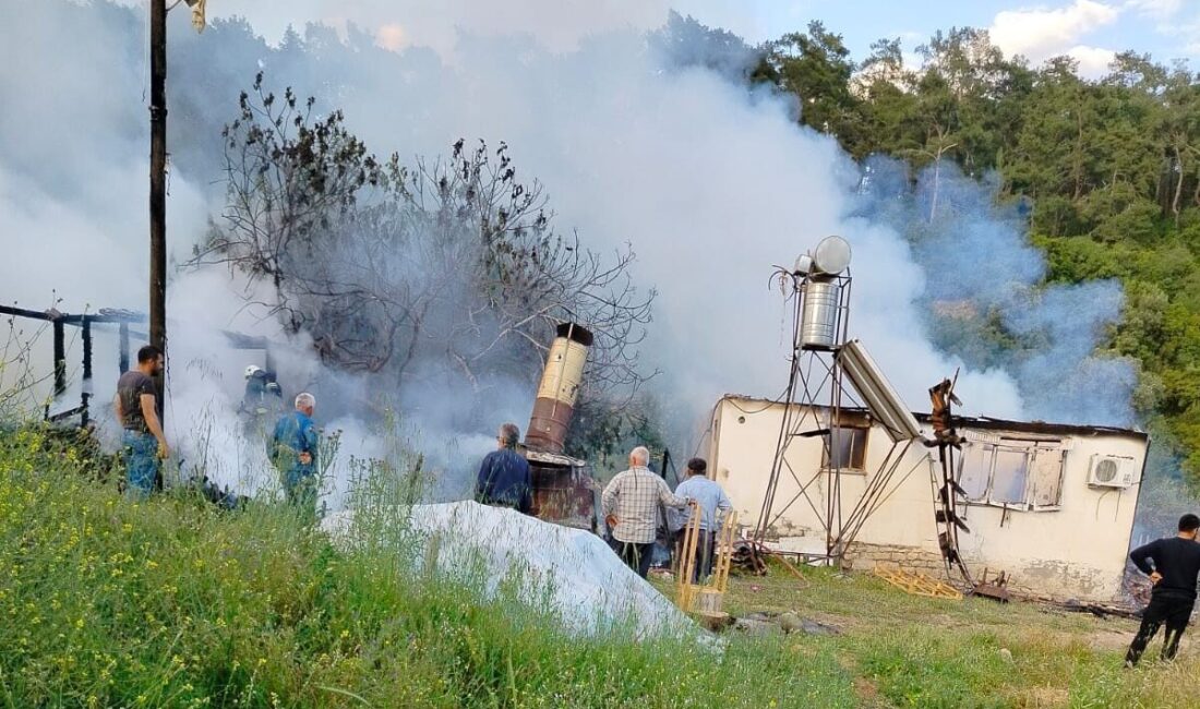 Kumluca ilçesindeki bir ev yangınında yaşlı çiftin evi tamamen kullanılamaz