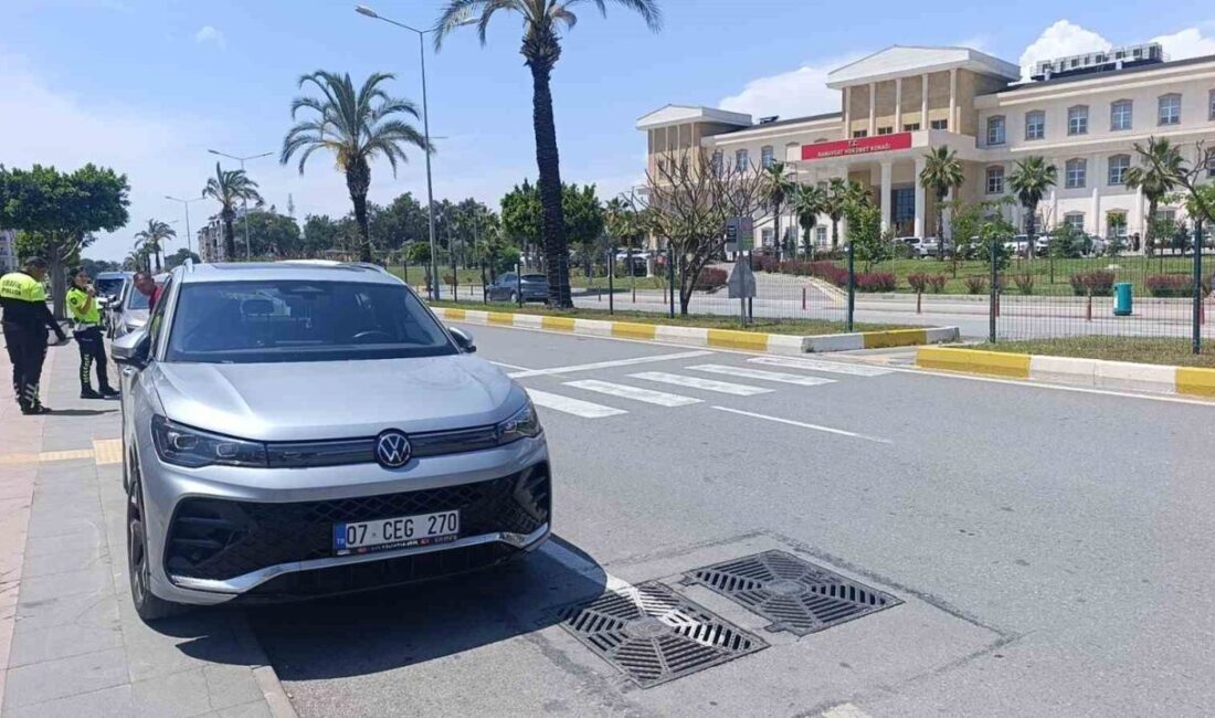 Manavgat ilçesinde meydana gelen bir trafik kazasında, yaya geçidinde yayalara
