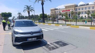 Manavgat ilçesinde meydana gelen bir trafik kazasında, yaya geçidinde yayalara