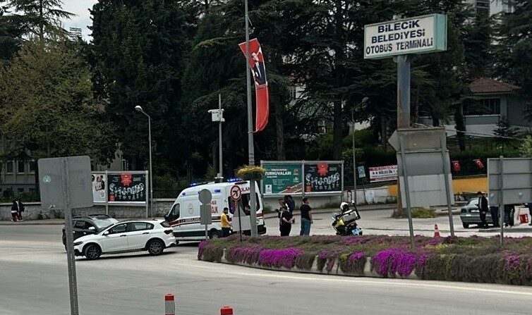 Bilecik merkezinde meydana gelen bir trafik kazasında motosiklet sürücüsü, seyir