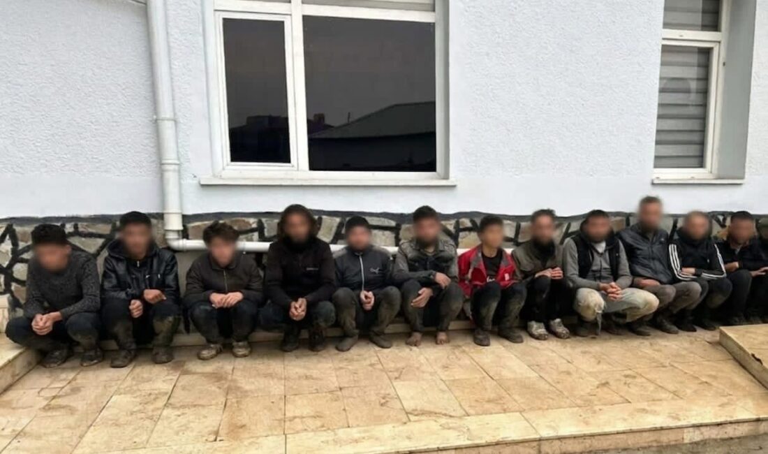 Jandarma ekipleri, Hatay’ın Yayladağı ilçesinde dron desteğiyle yürütülen operasyonda 11