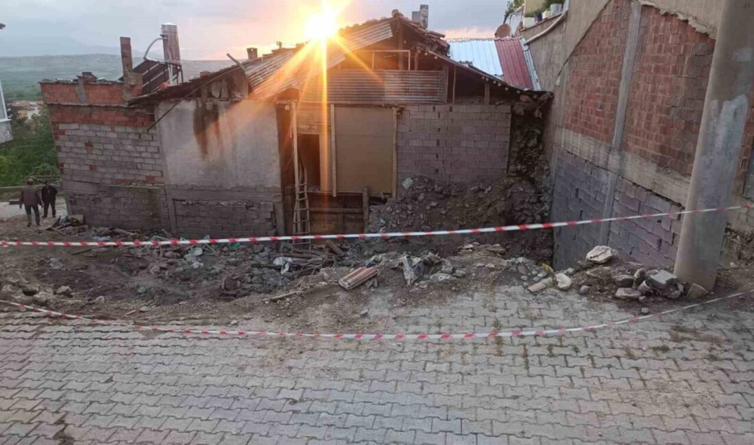 Gelendost ilçesine bağlı Yaka köyünde, yıkımı gerçekleştirilen terkedilmiş bir evin
