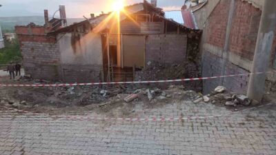 Gelendost ilçesine bağlı Yaka köyünde, yıkımı gerçekleştirilen terkedilmiş bir evin