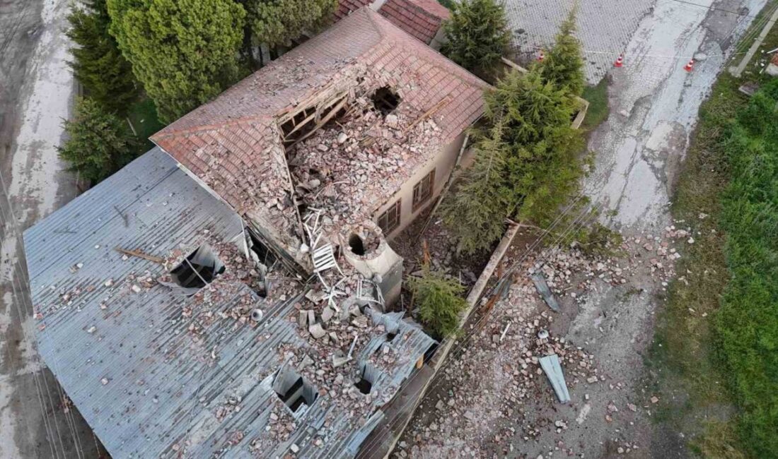 Eskişehir’de bir cami minaresine yıldırım düşmesi sonucu yaşanan olayda temizlik