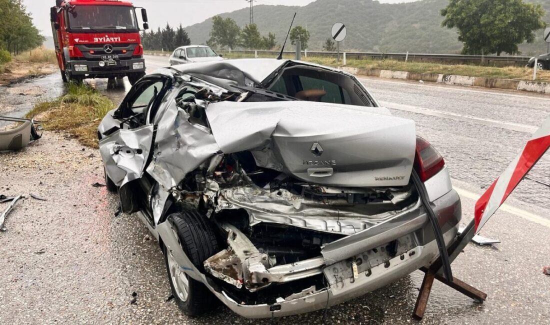 Kula ilçesinde meydana gelen trafik kazasında, yağışlı hava sebebiyle yol