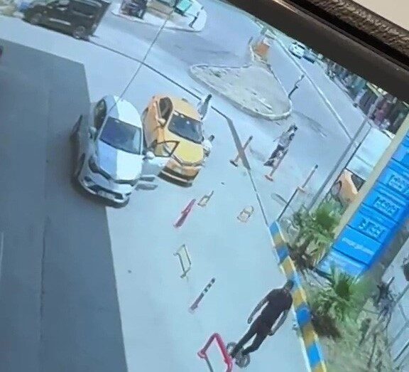 Adana’da bir taksici, yol verme konusunda yaşanan anlaşmazlık sonucu kimliği