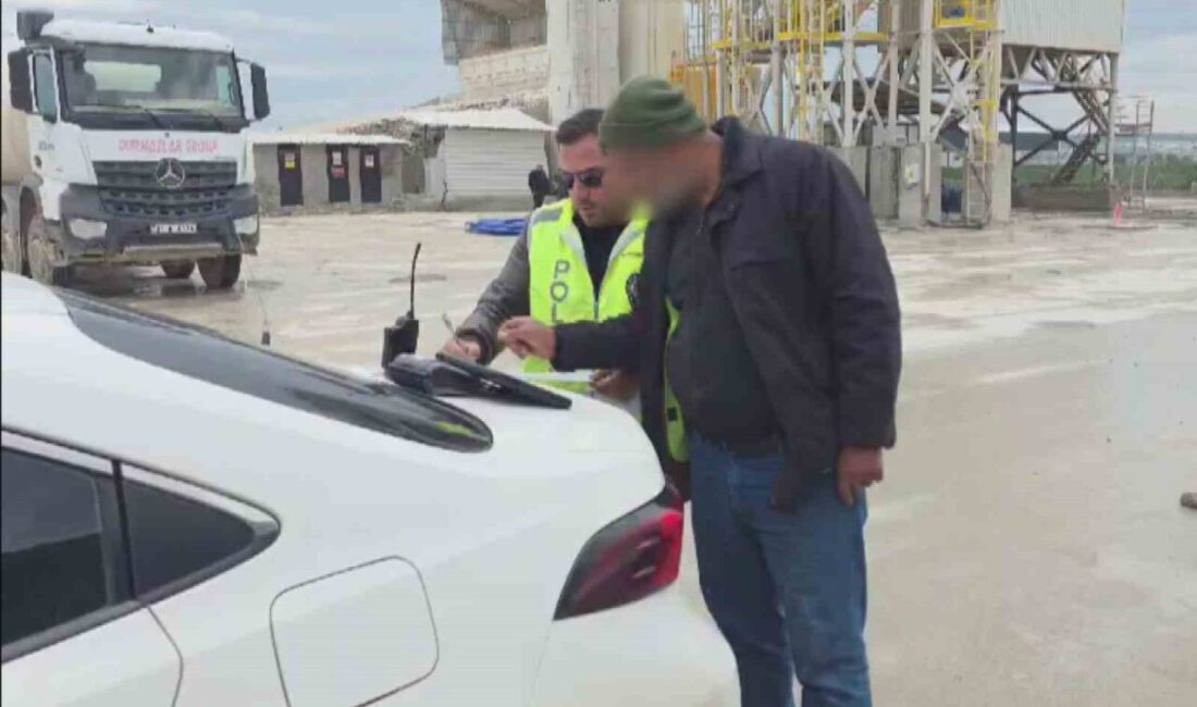 Antakya ilçesinde, beton mikseri sürücüsüne trafikte dökülen beton nedeniyle 5