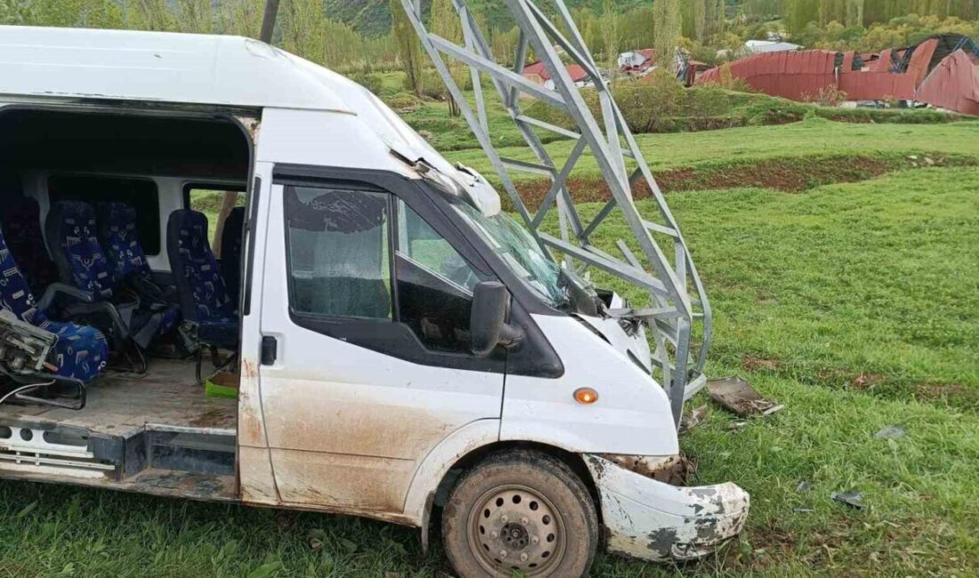 Hakkari’nin Şemdinli ilçesinde bir yolcu minibüsünün direğe çarpması sonucu meydana