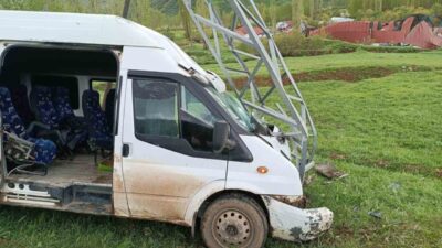 Hakkari’nin Şemdinli ilçesinde bir yolcu minibüsünün direğe çarpması sonucu meydana
