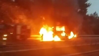Tarsus ilçesinde bir yolcu otobüsü alev aldı. Yangın, Tarsus-Pozantı otoyolu